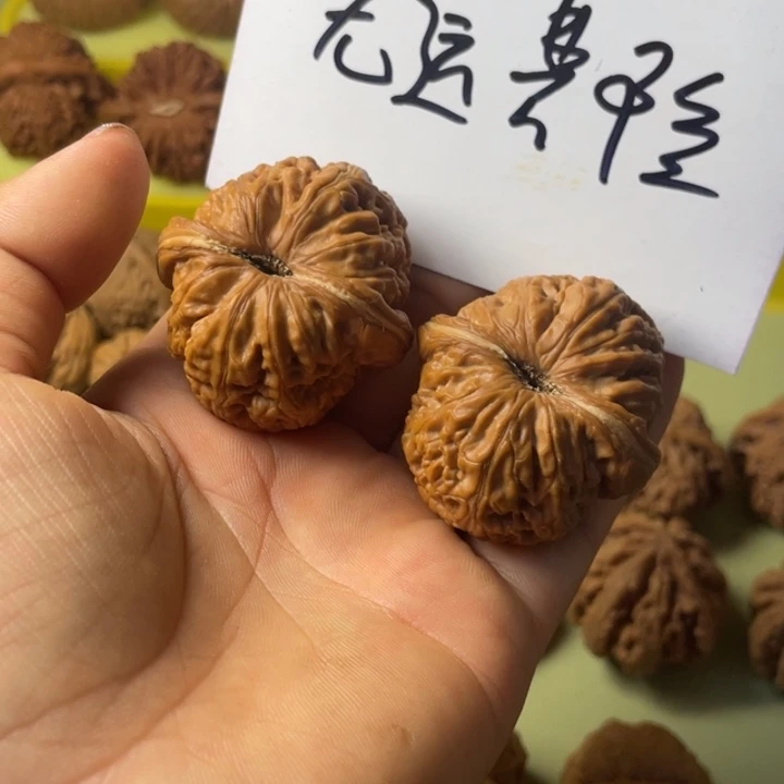 远***的手把件雕刻核桃元宝