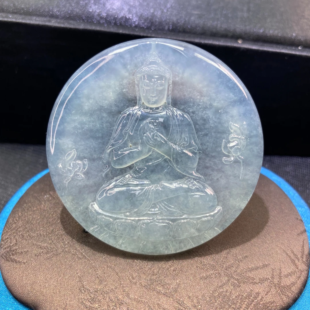 41天然缅甸翡翠A货玻璃种大日如来/300026保利厦门拍卖