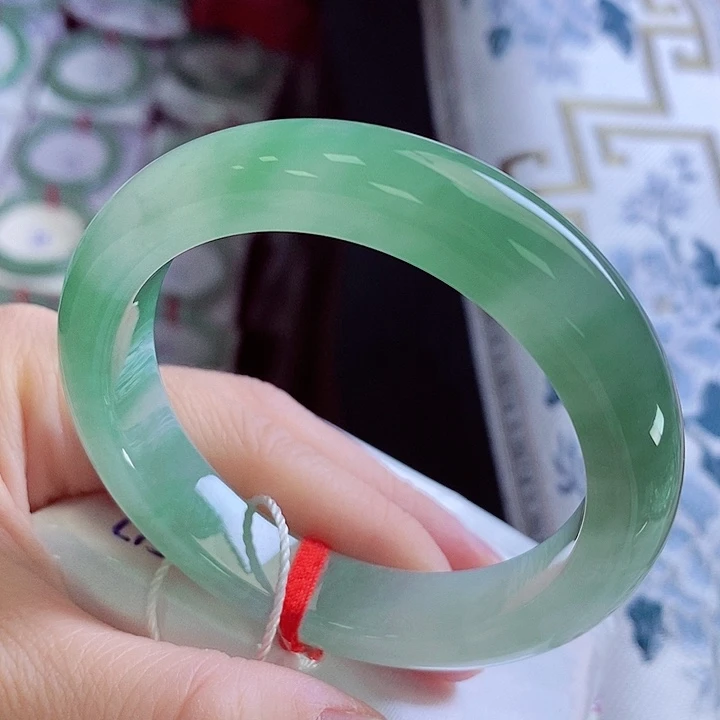 翡翠未镶嵌手镯53冰绿