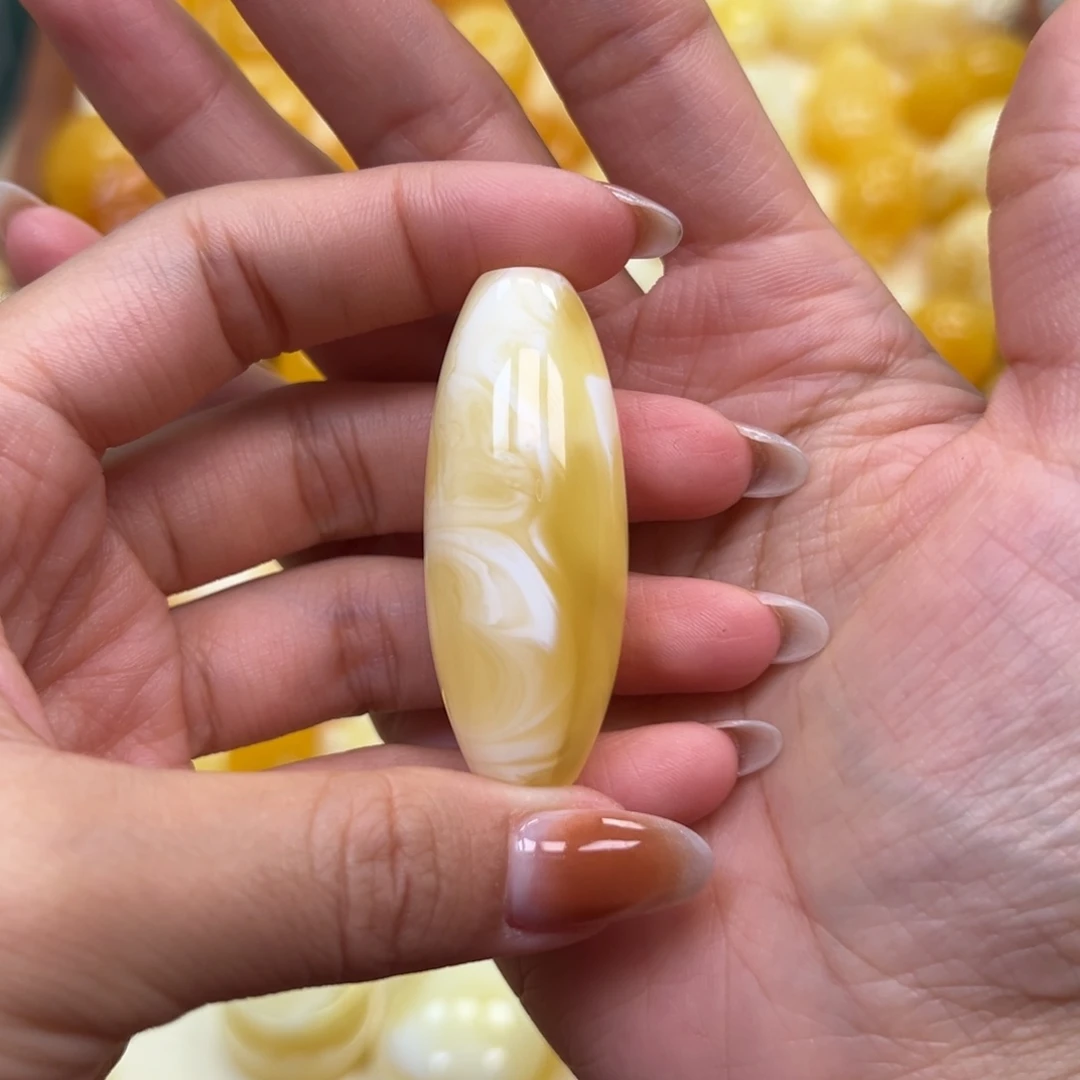 H***哲琥珀未镶嵌颈饰蜜蜡