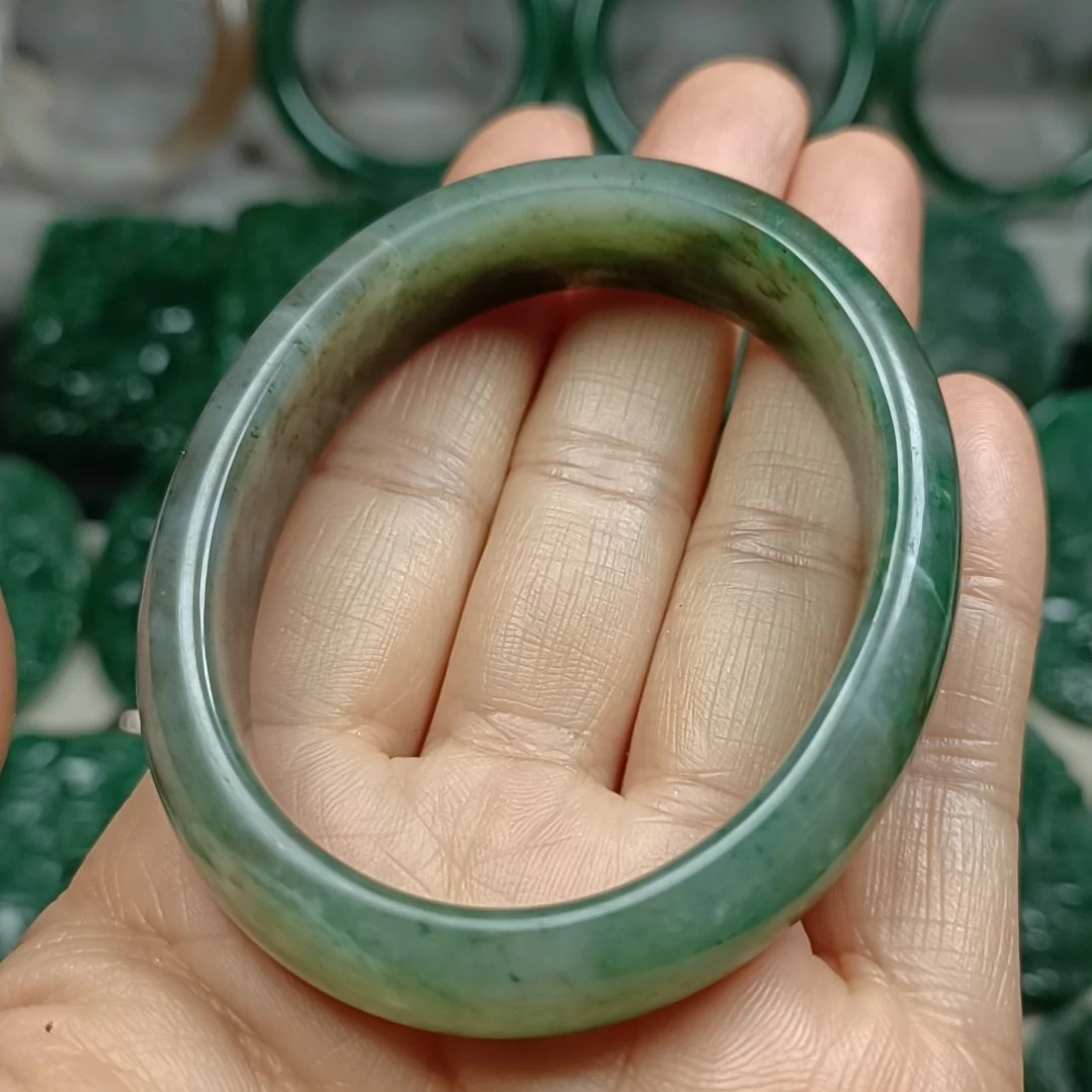 独山玉未镶嵌贵妃镯