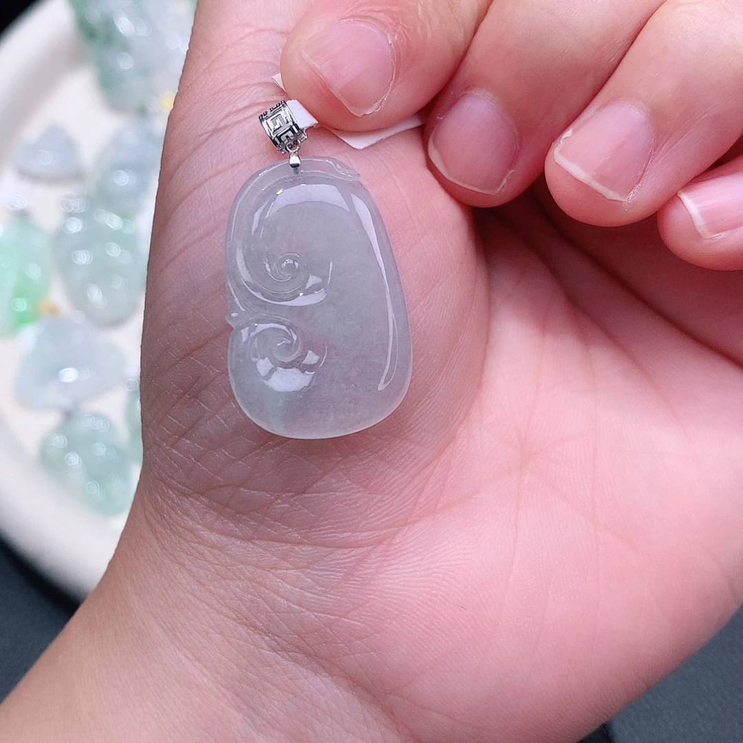 翡翠18K金镶嵌颈饰冰如意