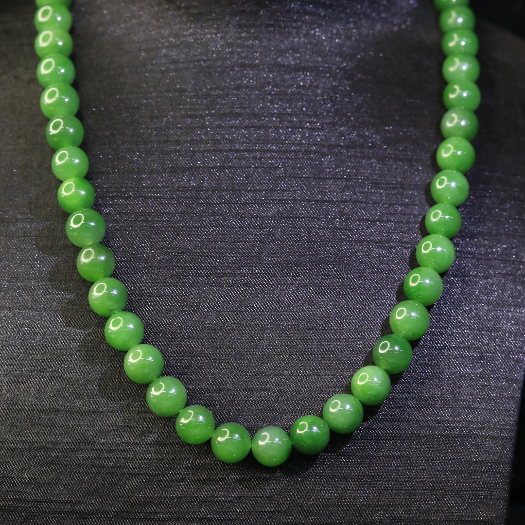 15和田玉俄七碧玉菠菜绿项链/400536保利厦门拍卖