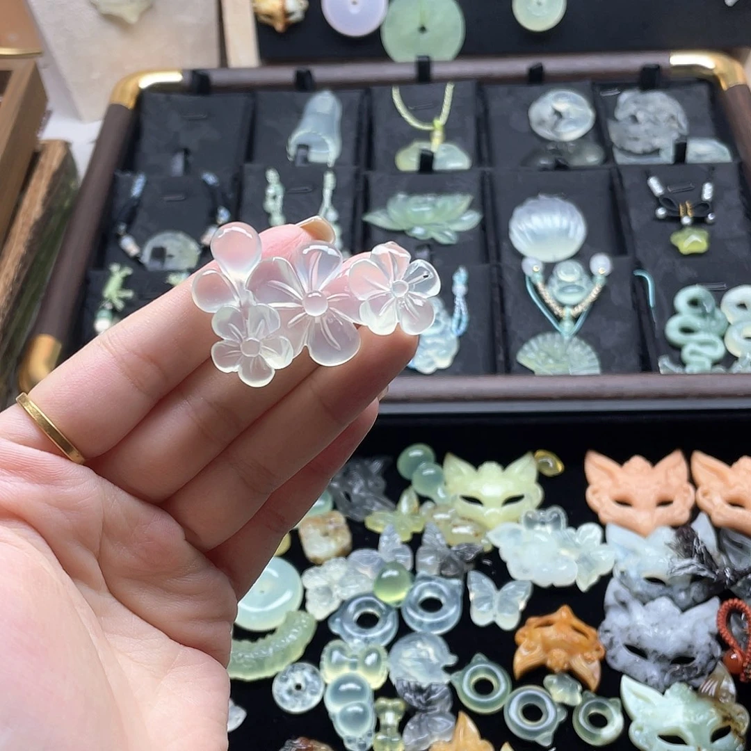 黛***汐蛇纹石玉未镶嵌颈饰