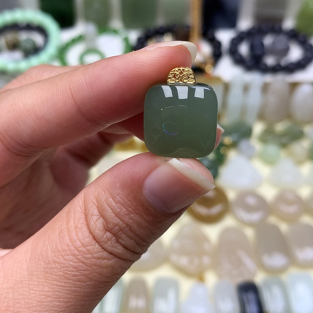 萱***y和田玉18K金镶嵌颈饰