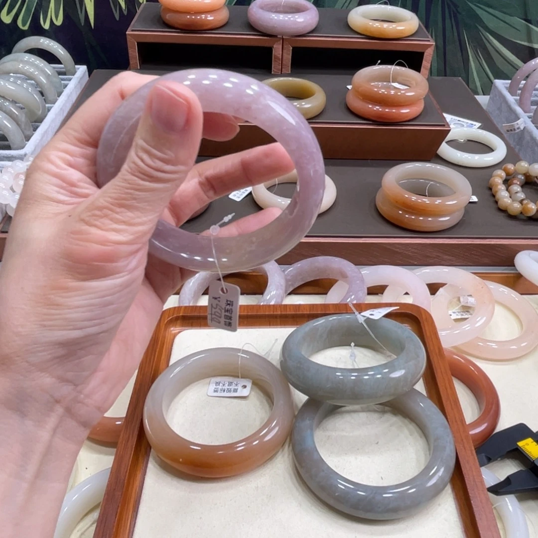 ****）石英岩玉未镶嵌手镯