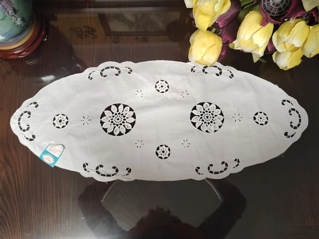 手钩手绣精品椭圆形相拼台布，14*30英吋，多种用途，撤店甩卖。