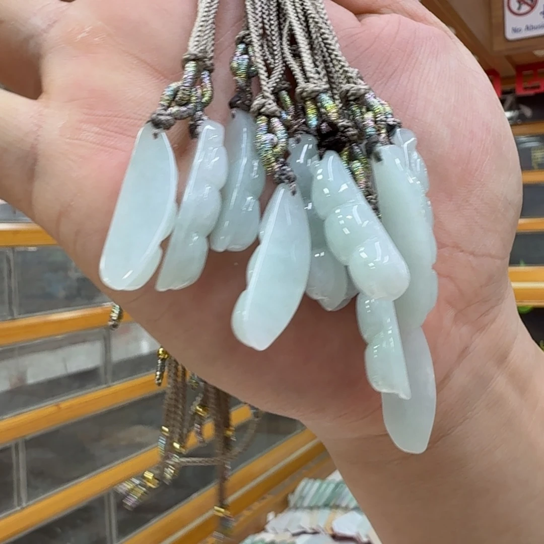 翡翠未镶嵌颈饰多样性发一