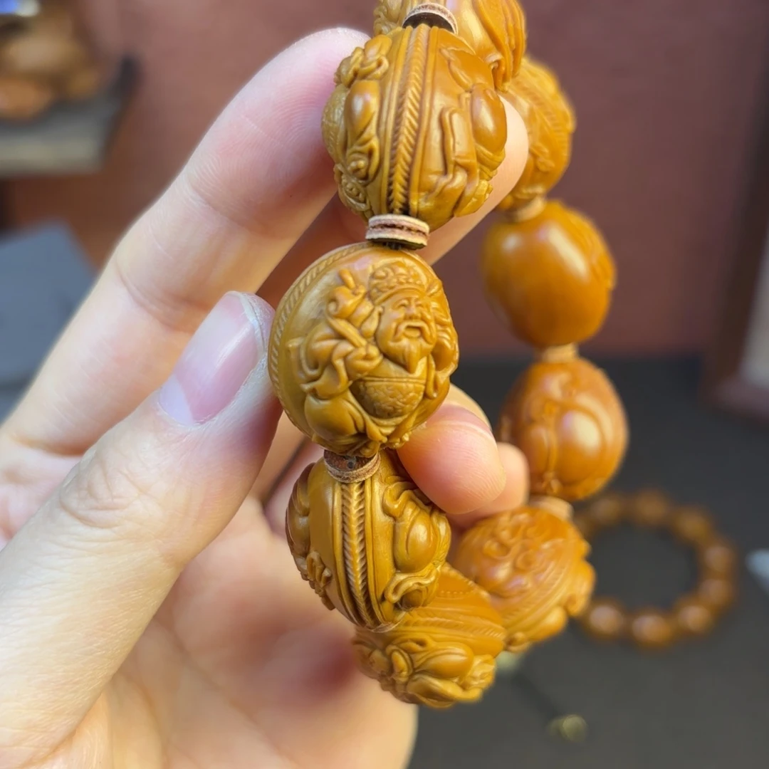 橄榄核吊坠锦绣花边财神