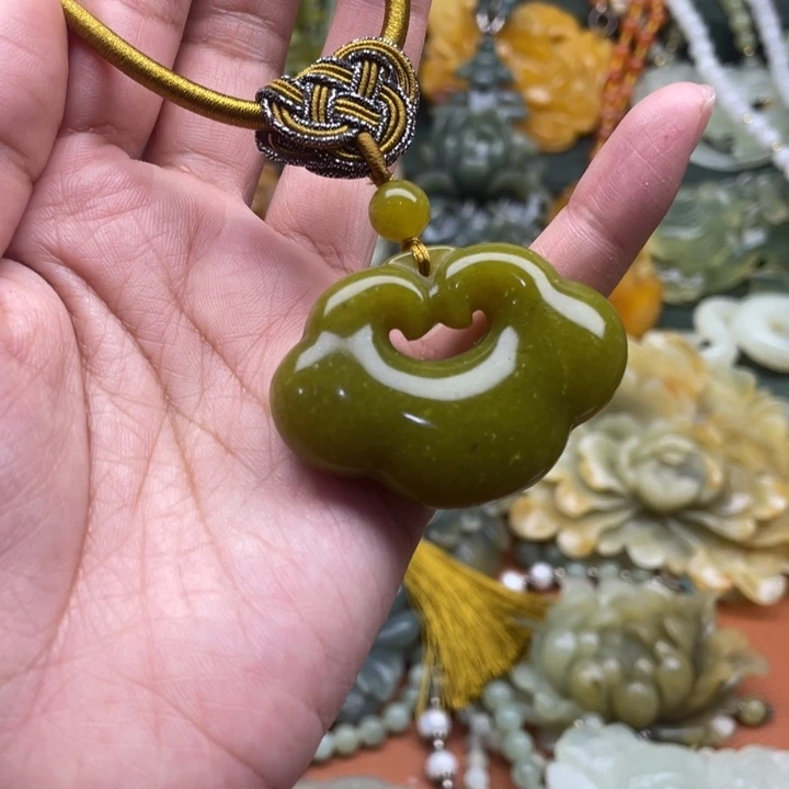 蛇纹石玉吊坠合金