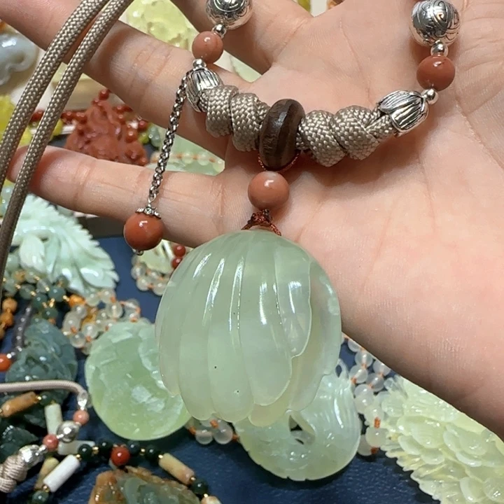 未镶嵌蛇纹石玉吊坠