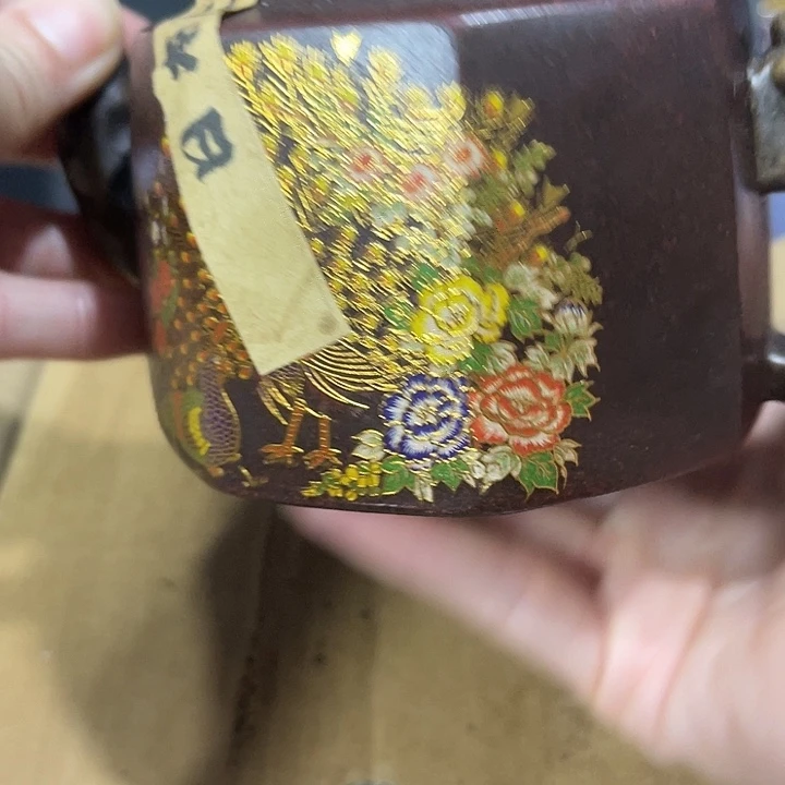 茶壶紫泥原矿泥料手工制作的一把紫砂壶。