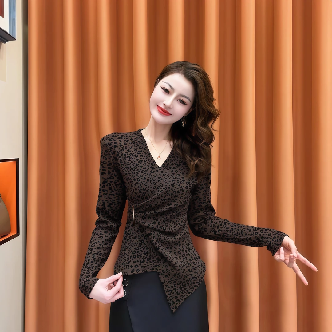 法式豹纹不规则别针装饰V领T恤女秋季新款收腰显瘦内搭打底衫上衣