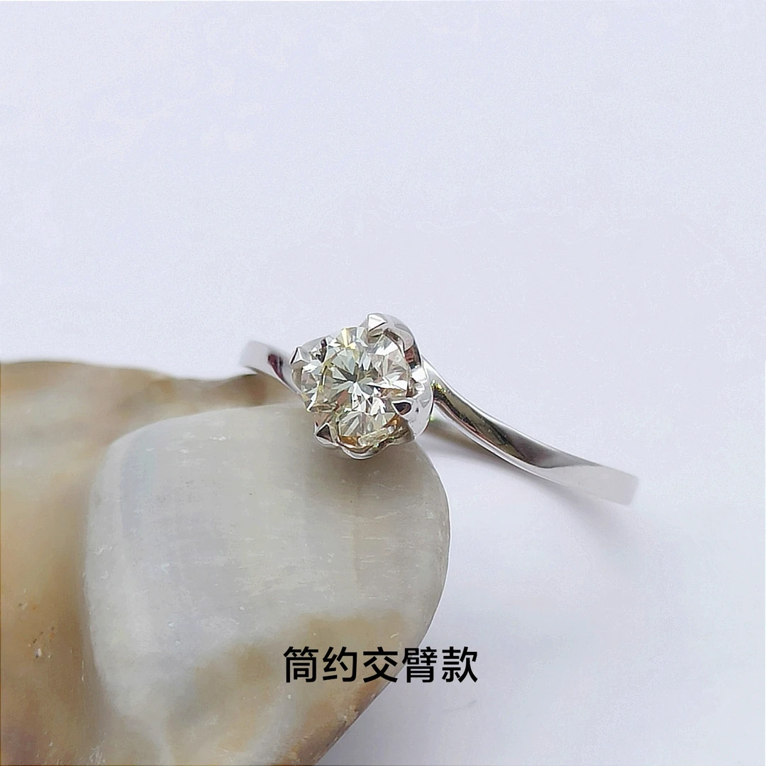 18K金白(金750)筒约光圈交臂表白求婚女款18K金钻石戒指送女友