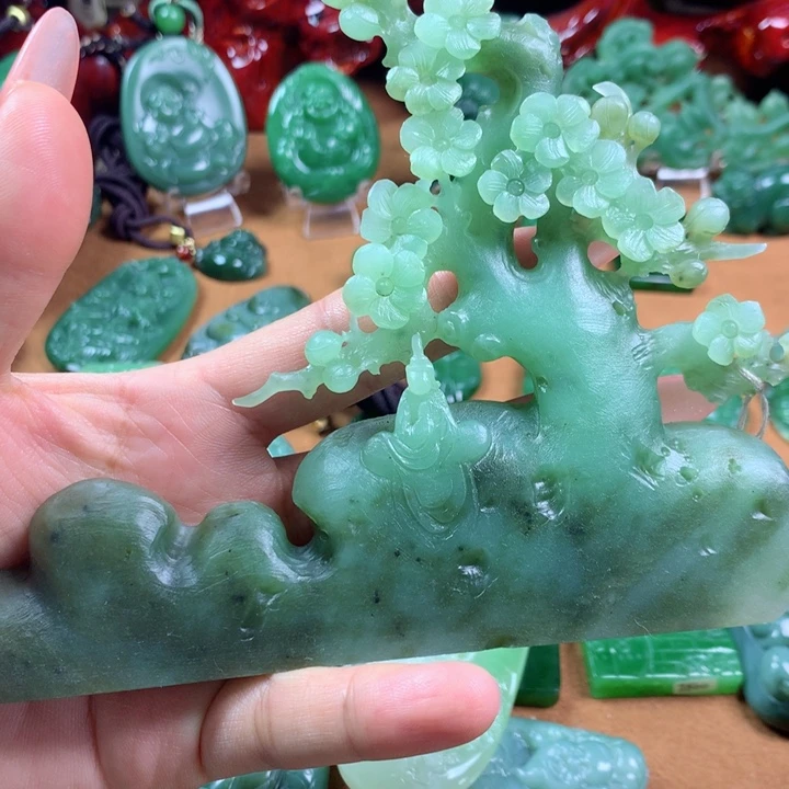 和田玉未镶嵌颈饰摆件