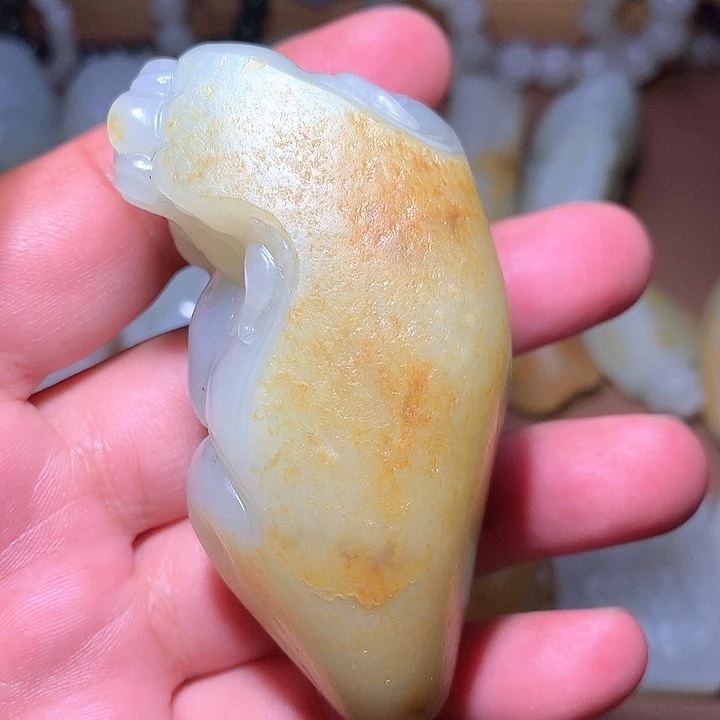 风***灯和田玉(糖玉)未镶嵌颈饰
