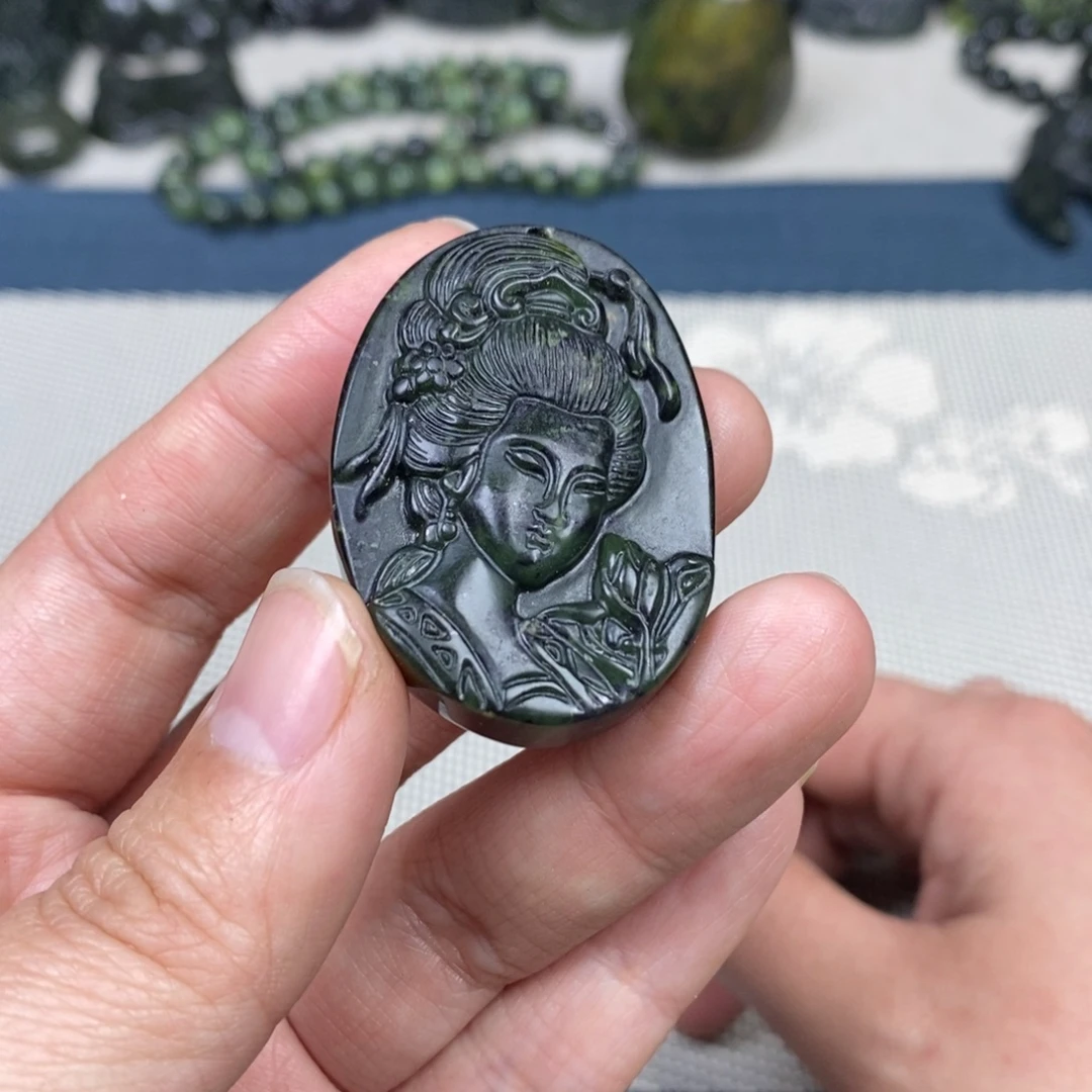 蛇纹石玉未镶嵌颈饰微瑕