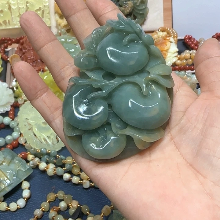 未镶嵌蛇纹石玉吊坠