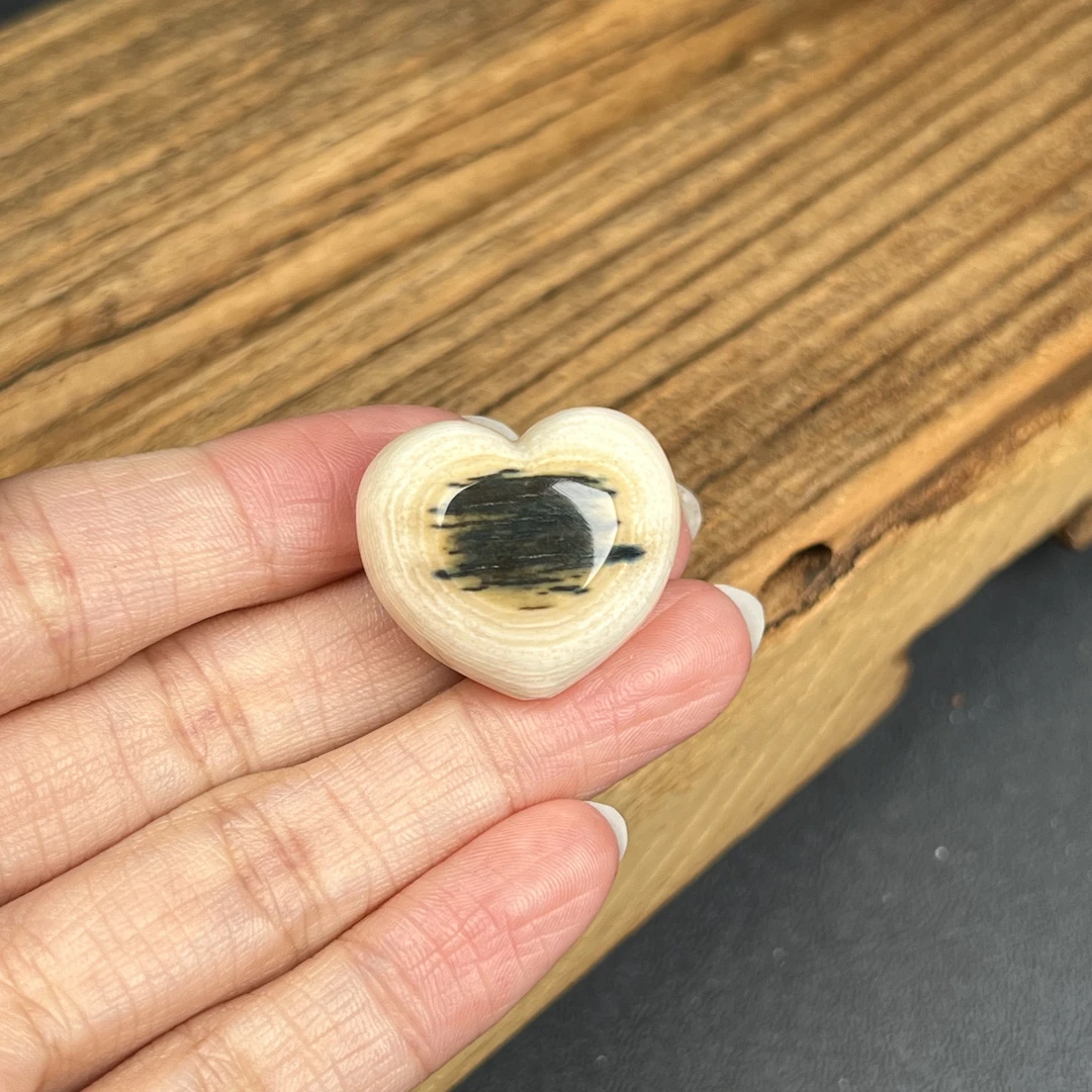 S1576天然猛犸牙 蓝眼爱心 25.5*22.5*17mm支持鉴定 假一罚四