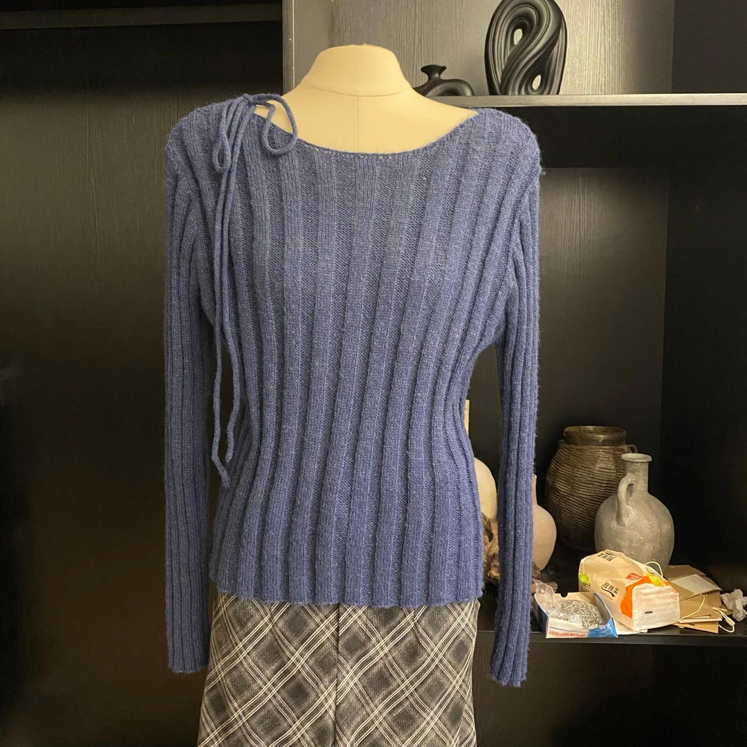 88827（mosu.新款）韩国设计感系绳带竖坑条显瘦针织衫