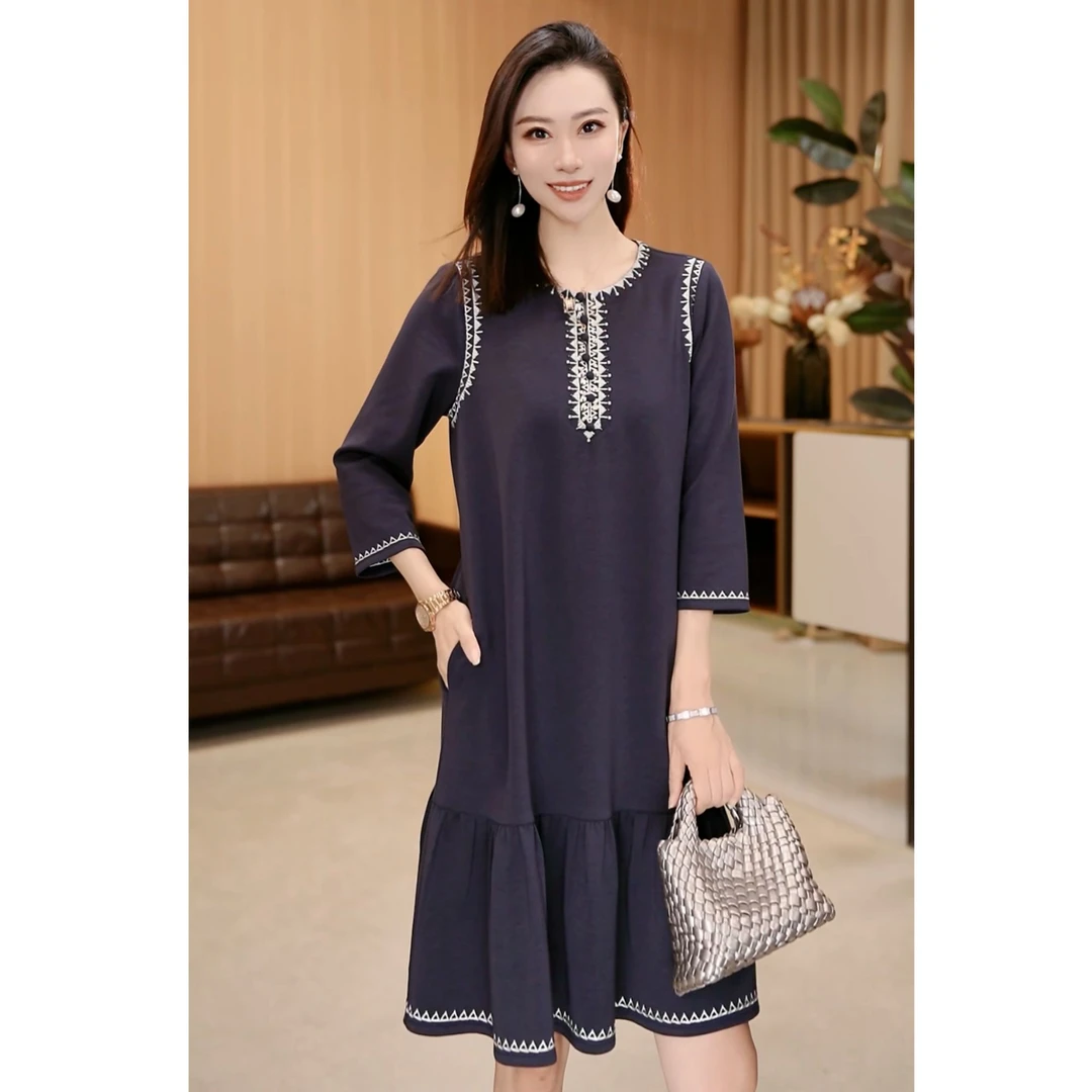 林果&季得 【间奏曲 】国风刺绣个性领口女士中长连衣裙