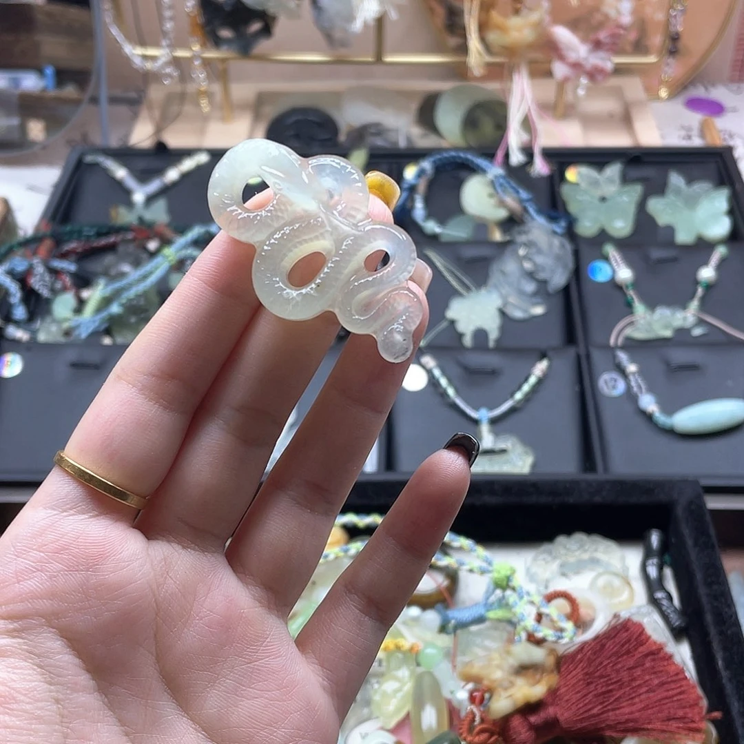 蛇纹石玉未镶嵌颈饰