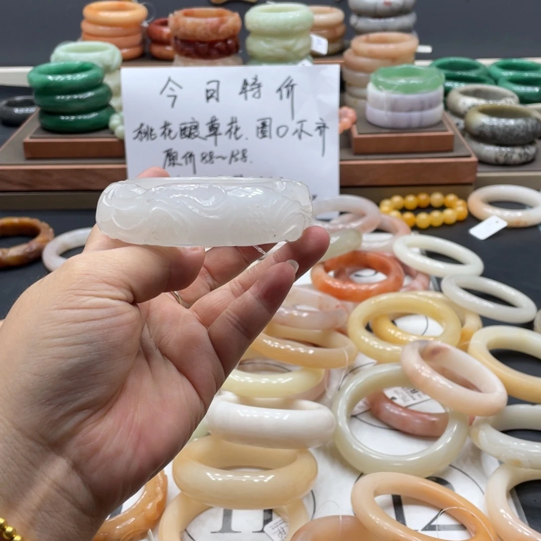 向***往石英质玉手镯未镶嵌