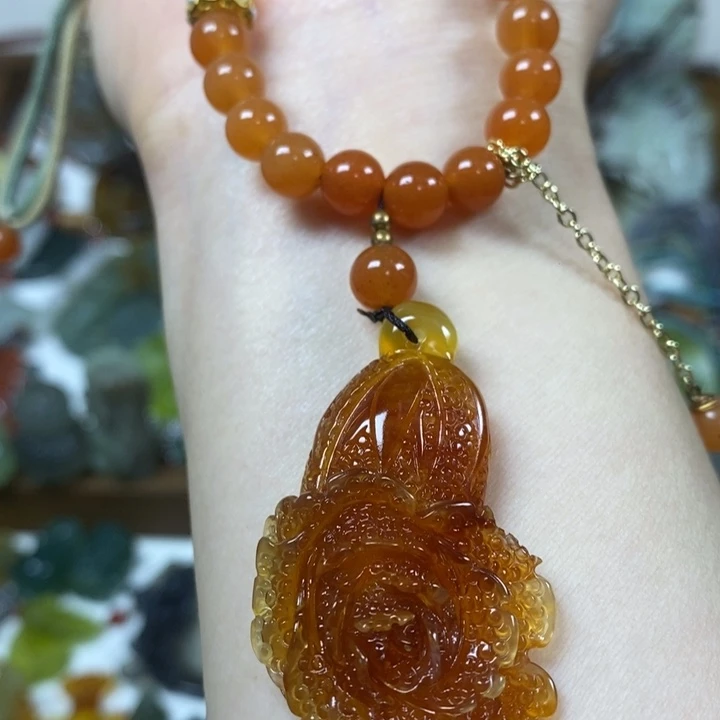 未镶嵌蛇纹石玉吊坠