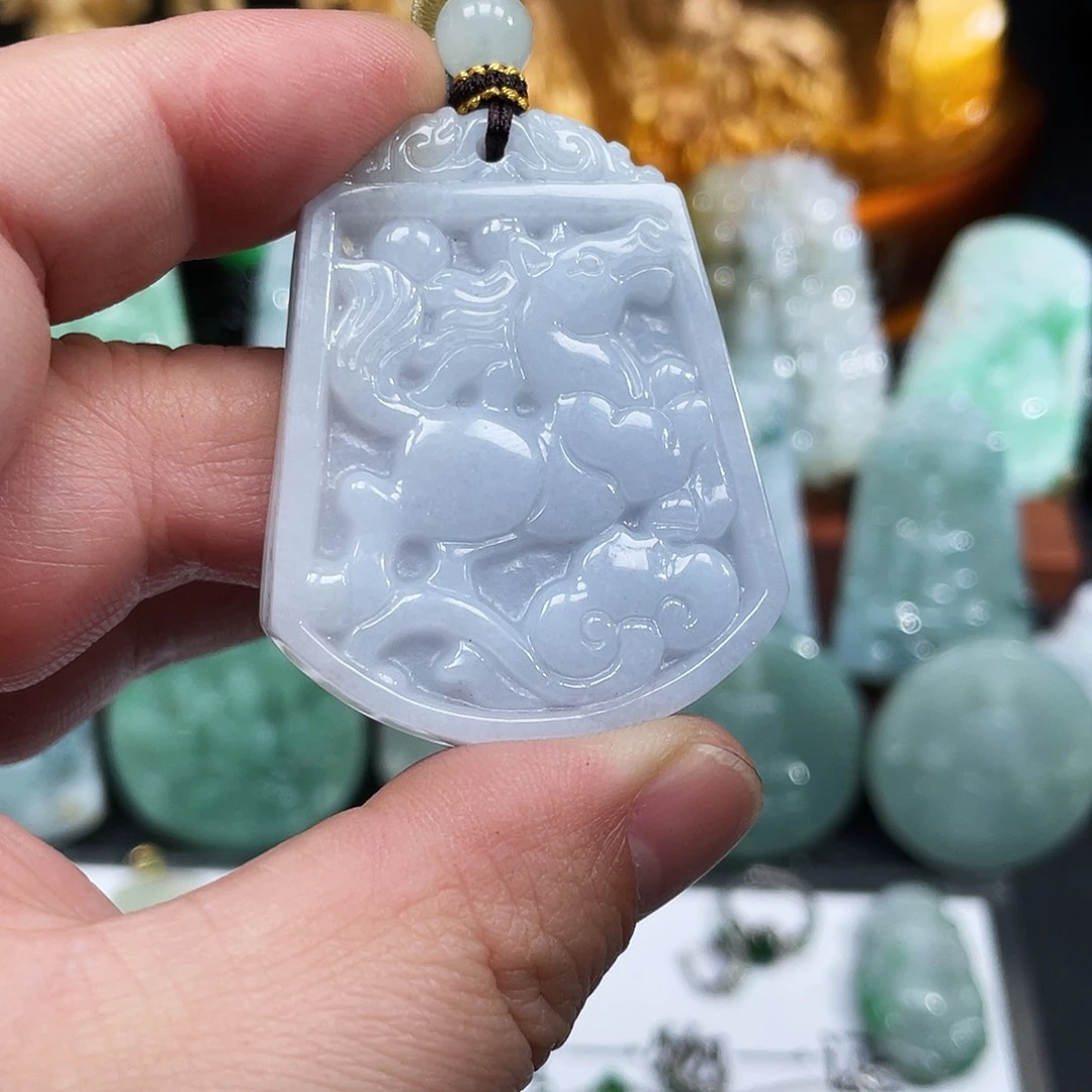 翡翠未镶嵌颈饰马牌