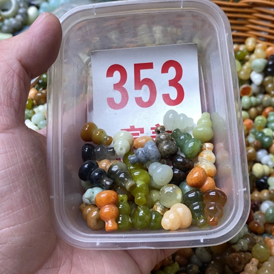 蛇纹石玉挂坠未镶嵌