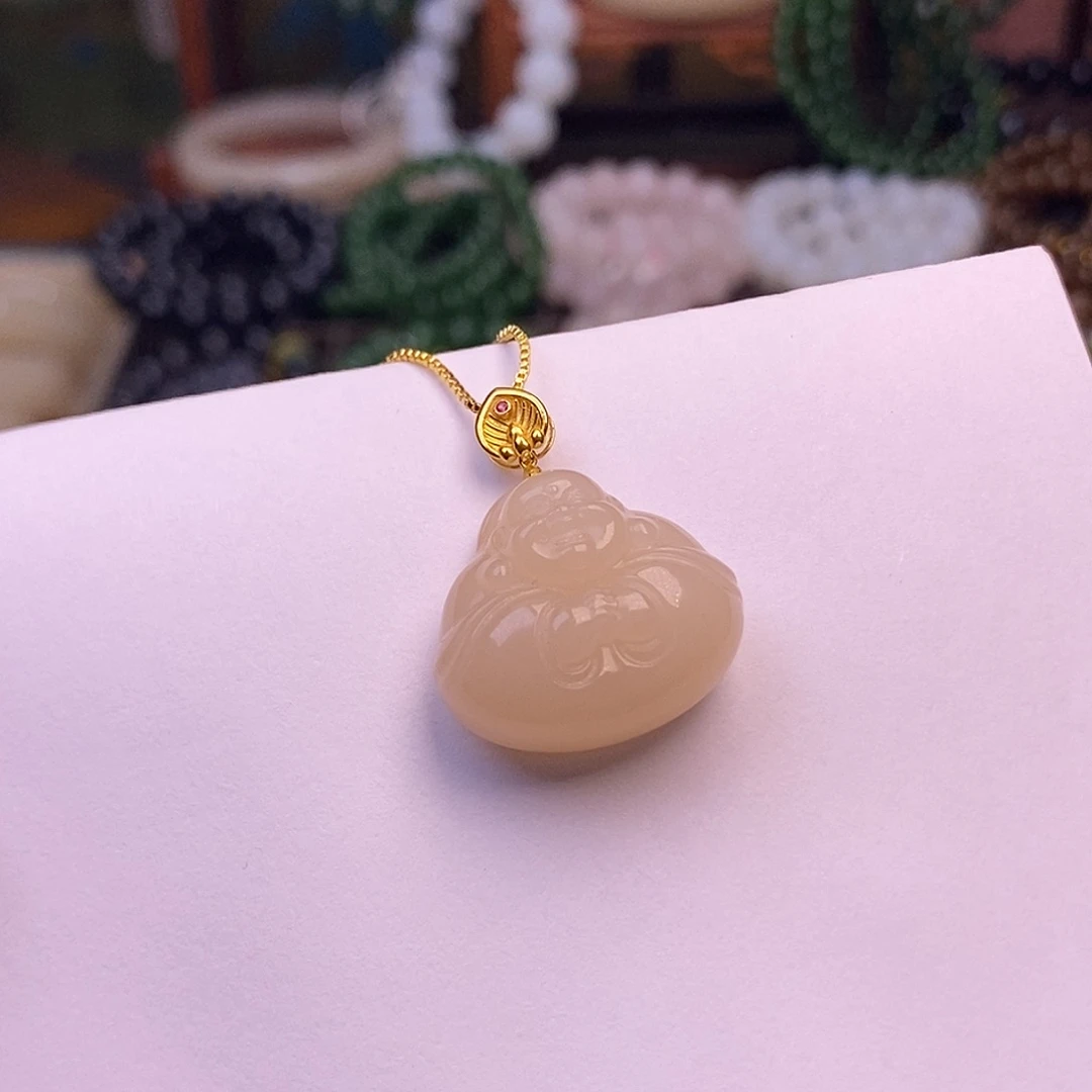和田玉未镶嵌颈饰浓藕粉金镶红粉抱抱佛