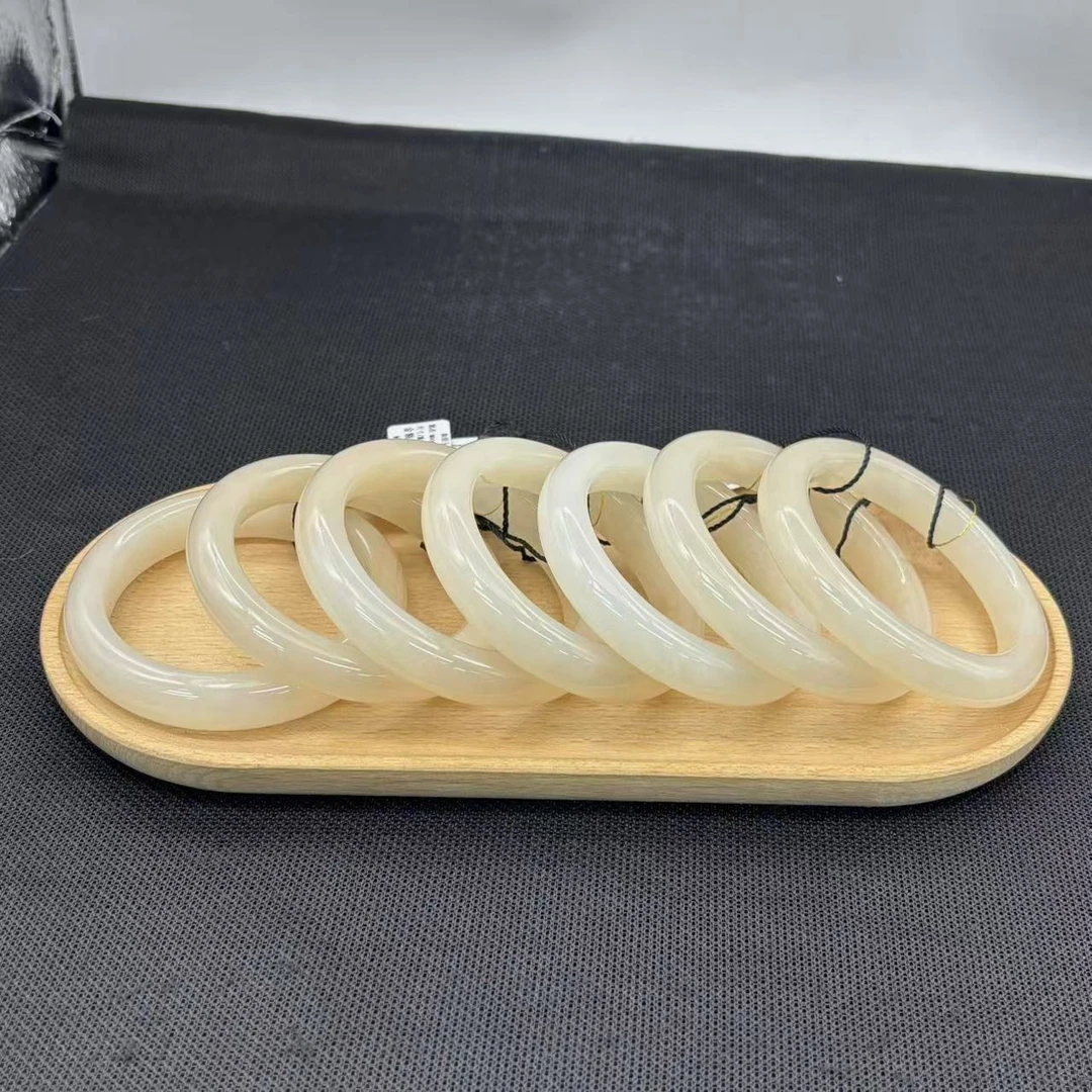 老卢和田玉手镯精美时尚气质款多样性发货其一  55