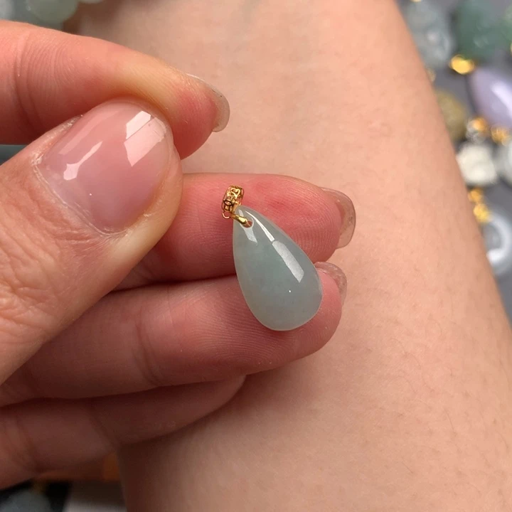 翡翠18K金镶嵌颈饰水滴