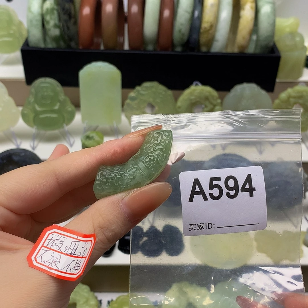 蛇纹石玉颈饰未镶嵌