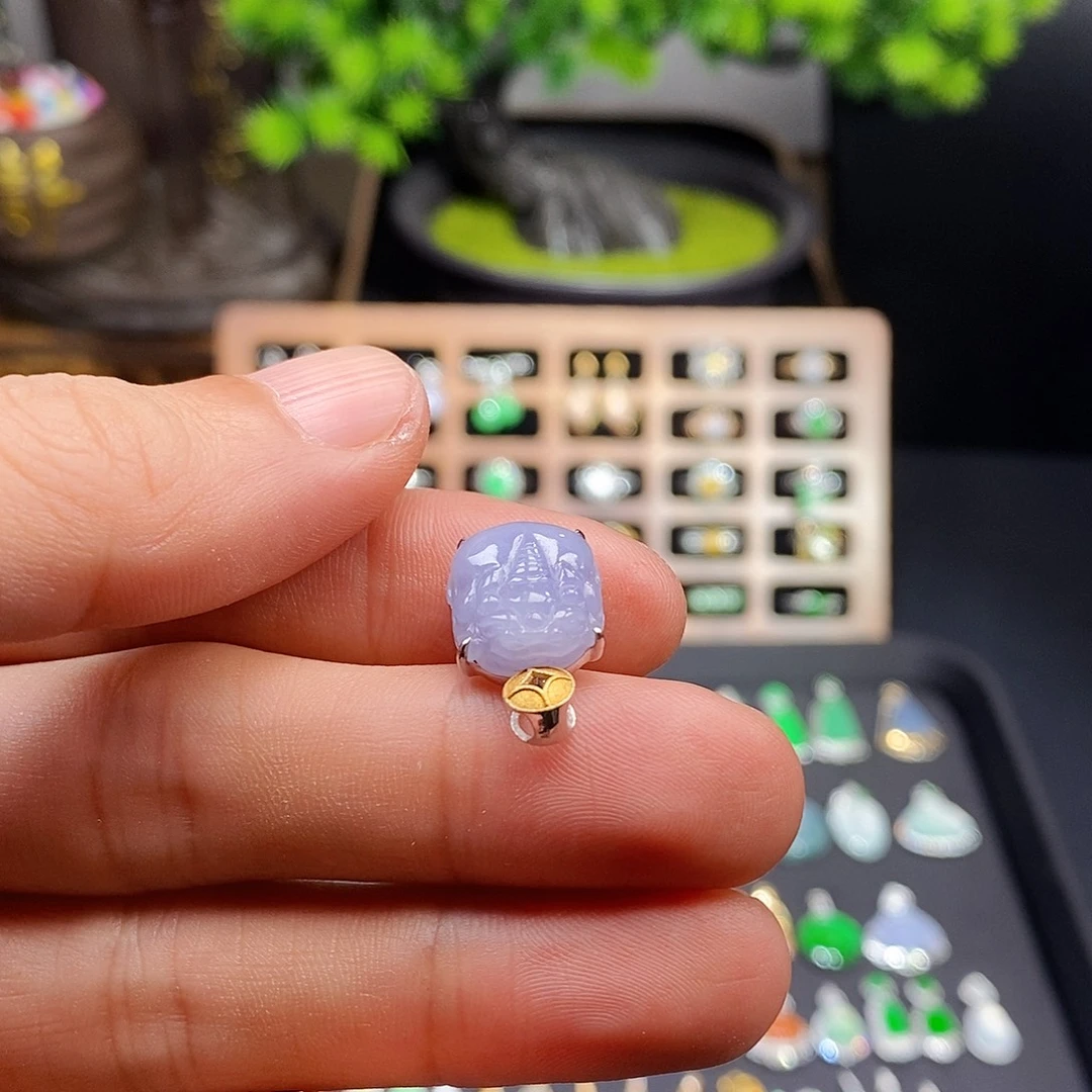 颈饰18K金镶嵌翡翠貔貅