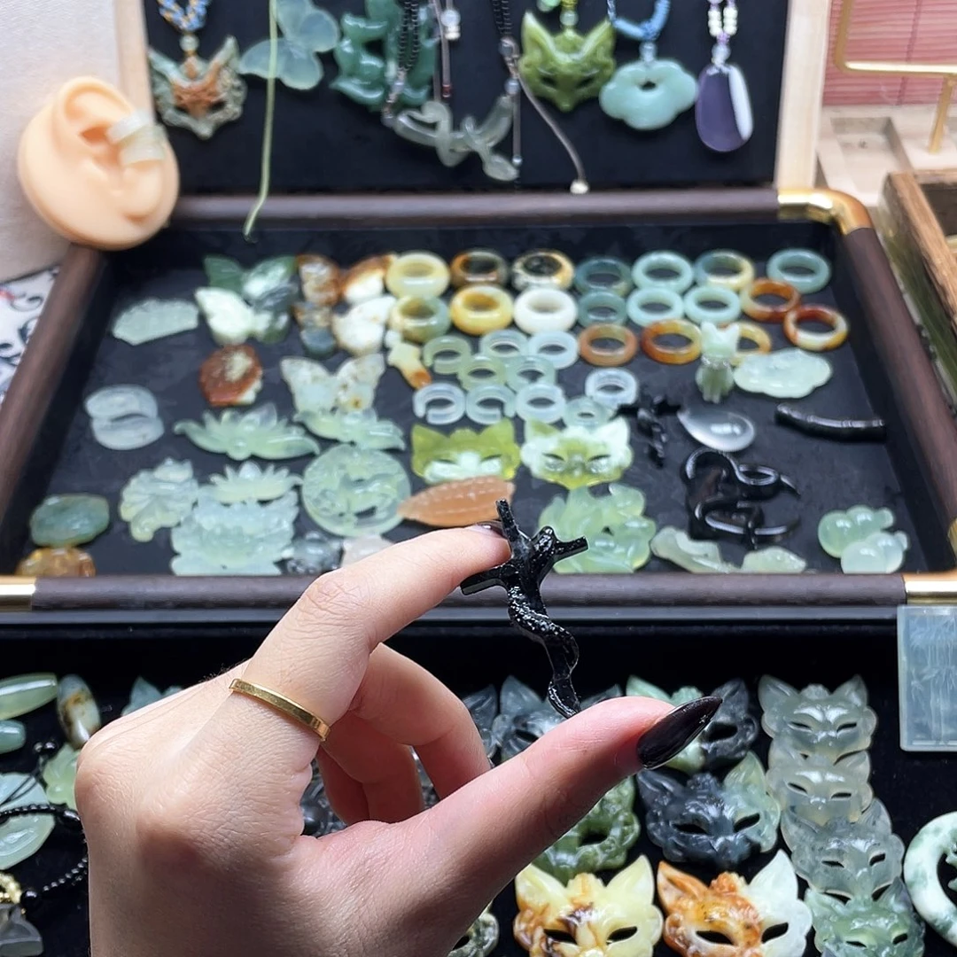 蛇纹石玉未镶嵌颈饰十字架蛇