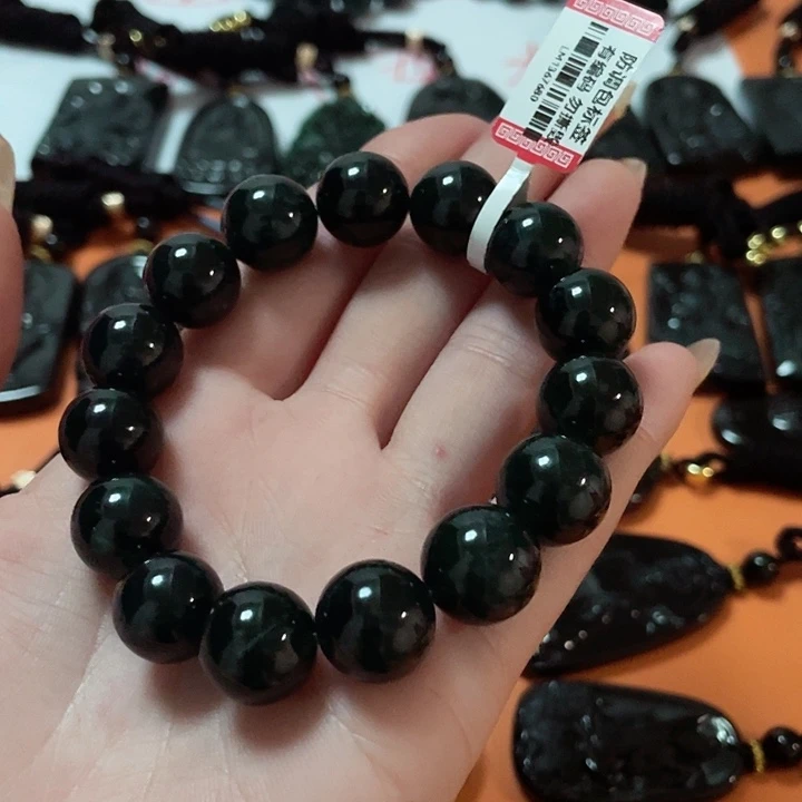 翡翠颈饰未镶嵌?****往