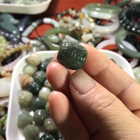 颈饰未镶嵌和田玉（糖玉）