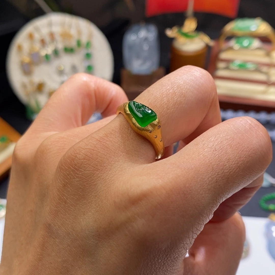 翡翠戒指18K金镶嵌戒指