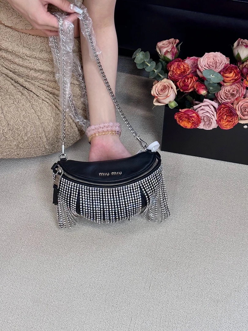 95新 MIU MIU/缪缪 miumiu 黑银流苏水钻斜挎包