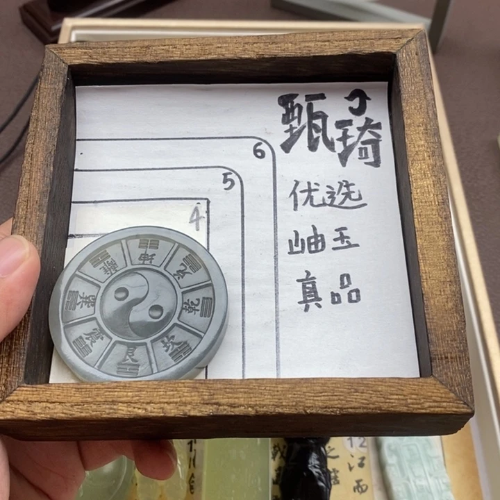 未镶嵌蛇纹石玉颈饰保**笑