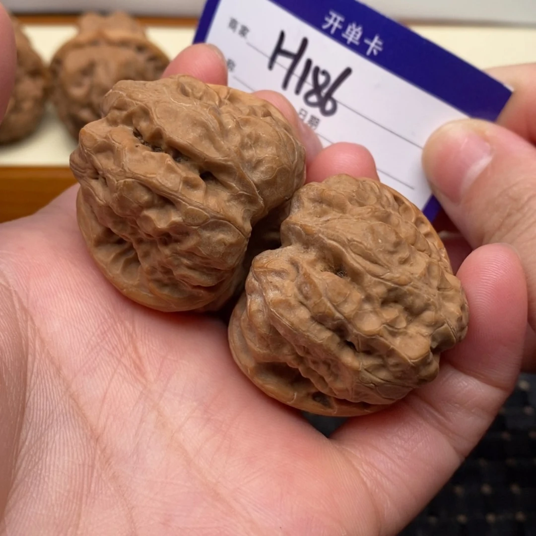 【闪购商品】文玩核桃把件四开背边37左右