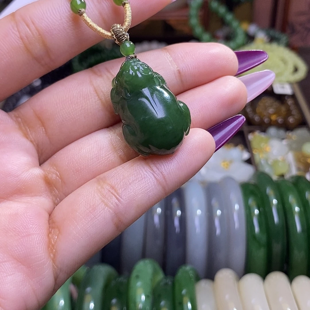 和田玉未镶嵌颈饰碧玉满色满绿老矿料貔貅