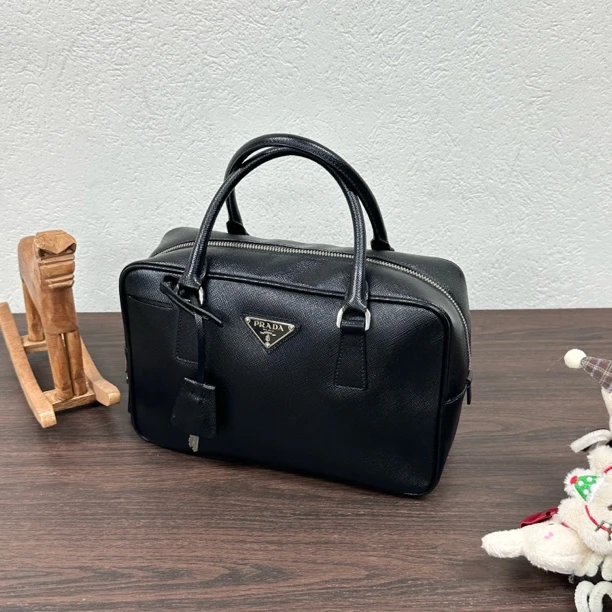 95新 Prada/普拉达 黑银十字纹25plume手提包 118732
