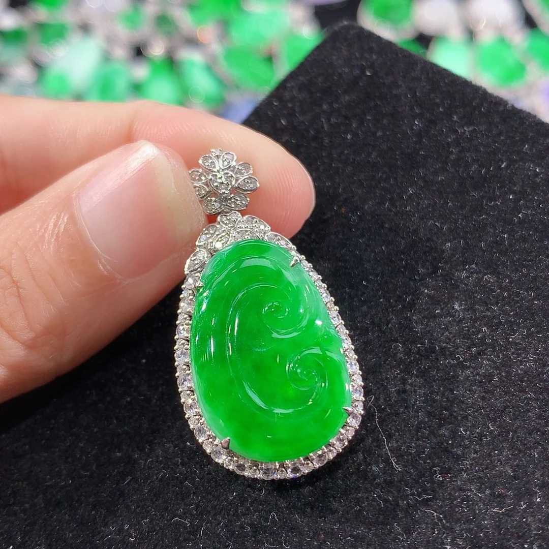 翡翠18K金镶嵌颈饰