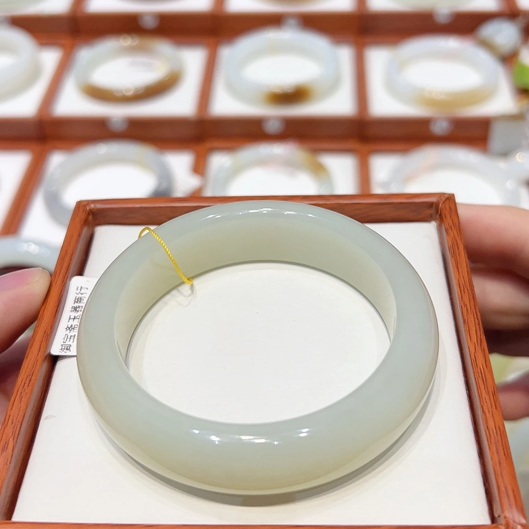 和田玉手镯未镶嵌且末暖白