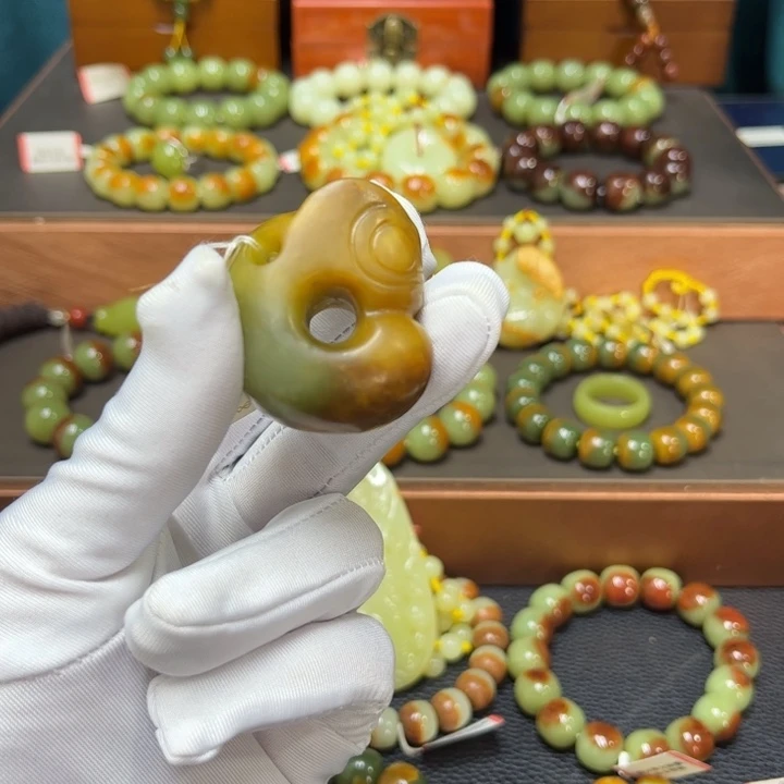 剑***胆未镶嵌手链透闪石质玉