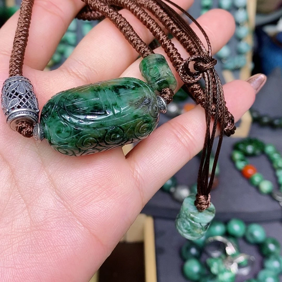 翡翠颈饰未镶嵌漂亮美眉