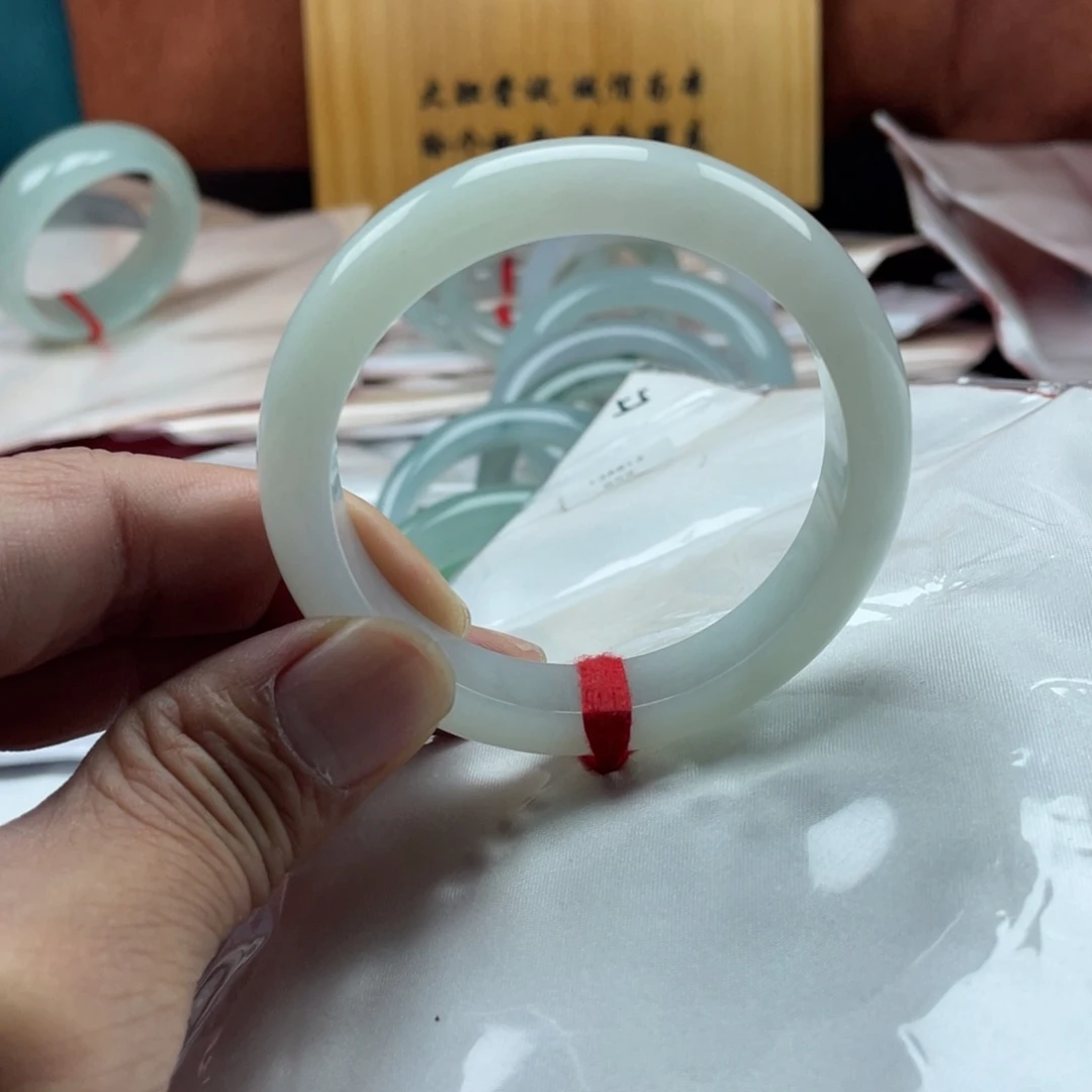 翡翠手镯未镶嵌55糯化底