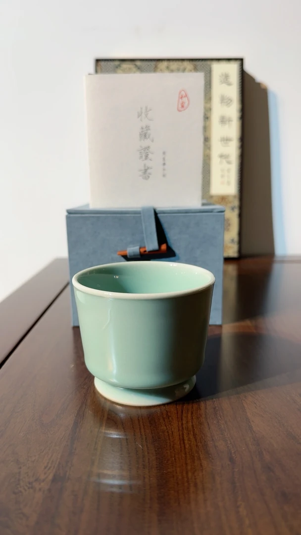 周昌华粉青釉容天杯